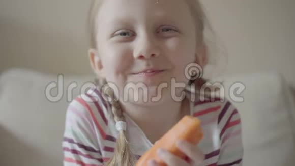 小女孩吃胡萝卜视频的预览图