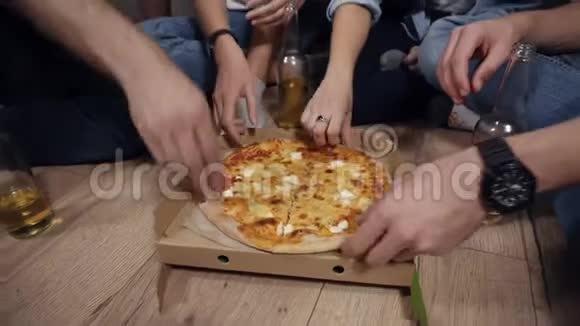 一群四个朋友玩得很开心点了一大批比萨饼吃着吃着笑着说话着坐在地板上穿着灰色和灰色的衣服视频的预览图