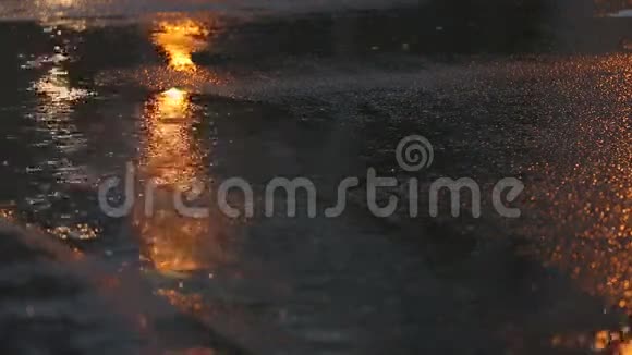大雨繁忙的街道视频的预览图