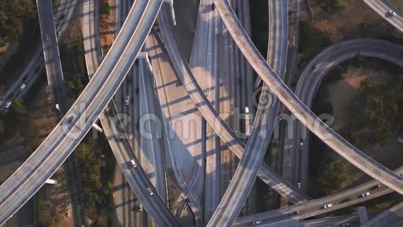 繁忙的高速公路多个车辆道路交通水泥连接桥梁令人印象深刻的顶部航空无人机全景天桥视频的预览图