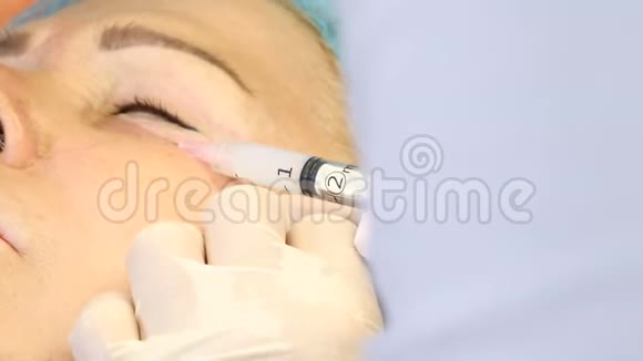 微针美容行业注射美容高级美容师医疗中心的老年妇女高清高清视频的预览图