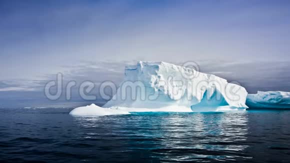 白色冰川漂流在深蓝色的无边海水上视频的预览图