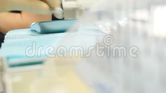 牙医把麻醉病例放在桌子上模糊的镜头快关门4k视频的预览图