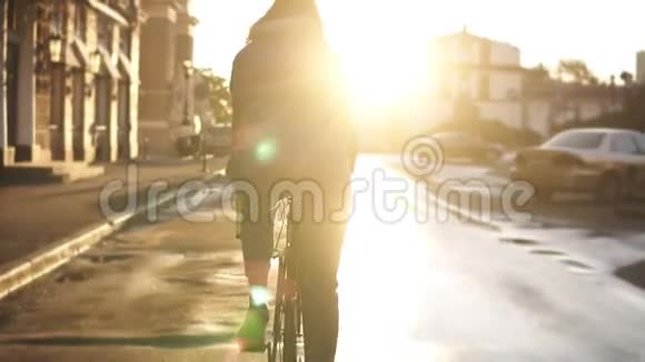 一位美丽的白种人女性在一个美丽的空城的空旷街道上骑自行车这是罕见的青年视频的预览图