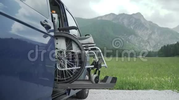 残疾人电动升降机专用车4k分辨率视频坐在坡道上的空轮椅视频的预览图