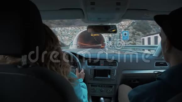 一对夫妇开车穿过黑暗的山路视频的预览图