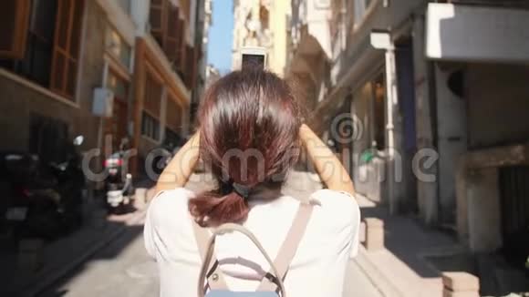 年轻的混血旅游女孩用手机拍摄伊斯坦布尔街道的照片土耳其4K慢动作视频的预览图