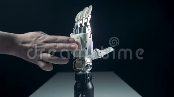 仿生手臂是由人触摸调节的视频的预览图