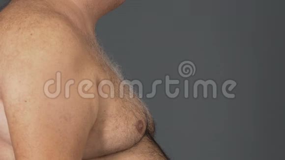 灰色背景大腹便便的肥胖男性饮食观念保健视频的预览图