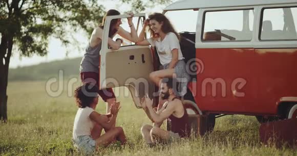 一群朋友在一起玩得很开心在大自然中间玩手站在一个复古的旁边视频的预览图