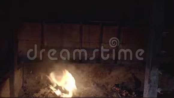 室内的石壁炉里着火了近距离观看慢动作视频的预览图