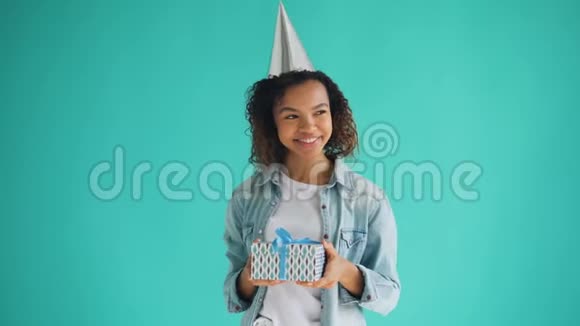 非洲裔美国生日女孩拿着礼品盒和微笑的肖像视频的预览图