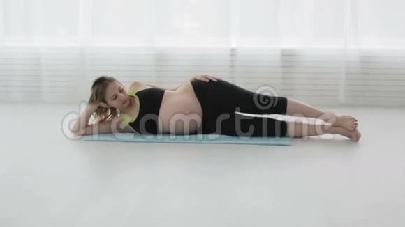 年轻孕妇健身视频的预览图