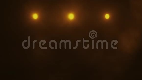 黄金三重舞台灯光和烟雾VJ循环背景视频的预览图