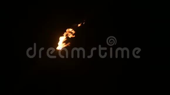 在完全黑暗的情况下一个燃烧着的石油化工生产火炬的夜晚低关键油燃烧视频的预览图