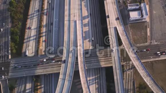 繁忙的公路道路多辆车与交通水泥连接桥在惊人的顶部航空无人机全景飞行视频的预览图