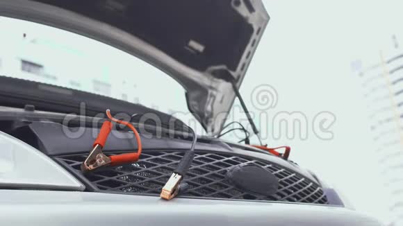 在给汽车电池充电之前用正负跳线夹电缆连接到终端视频的预览图