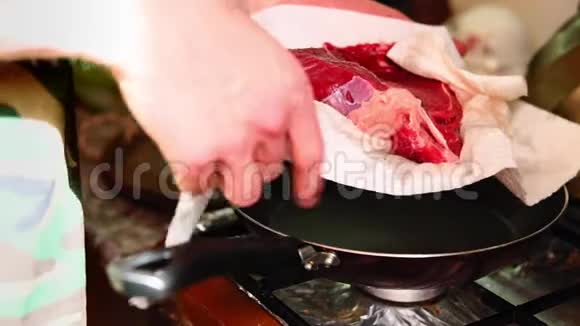 厨师用纸巾清洗生牛肉视频的预览图