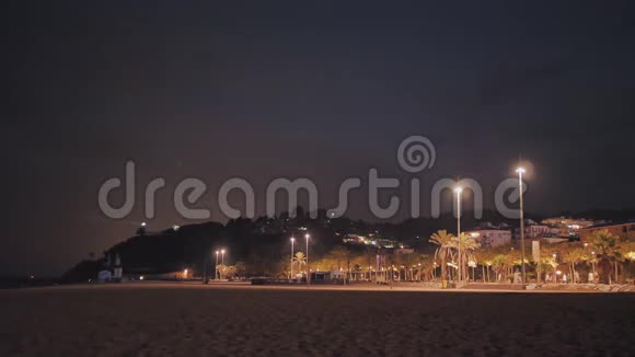 卡拉拉的海上灯塔在夜间转动发出光线西班牙视频的预览图