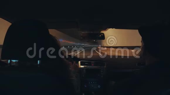 一对夫妇开车穿过黑暗的山路视频的预览图