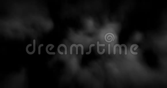 烟雾在黑色的背景下像雾或云一样缓慢地飘过太空视频的预览图