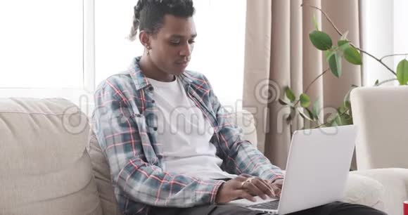 在家玩笔记本电脑的人视频的预览图