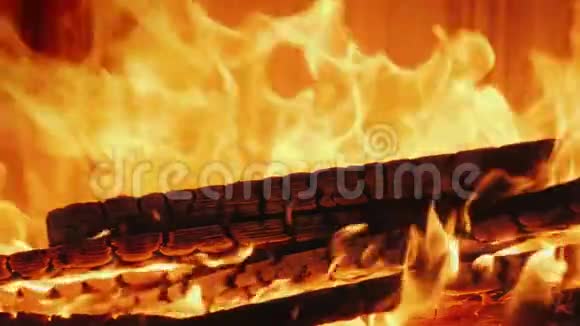 现代封闭壁炉的火箱里的火焰视频的预览图