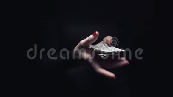 女人双手赚钱钞票辗转的手势慢动作视频的预览图