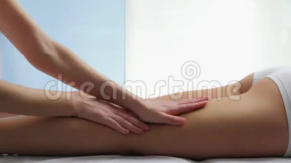 治疗性女性腿部按摩视频的预览图