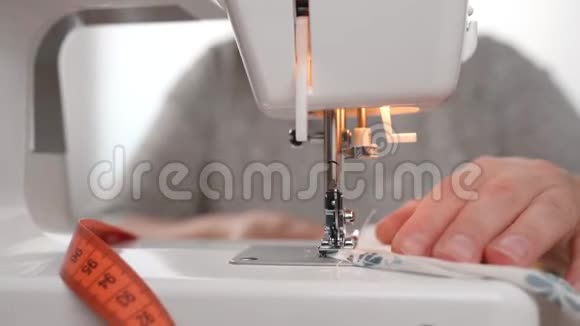 女裁缝缝在缝纫机上视频的预览图