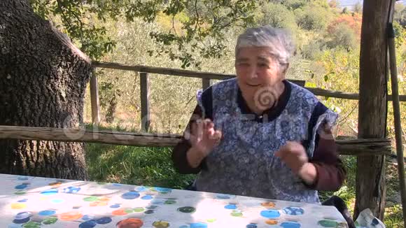 一位上了年纪的老古董妇女在乡村基金会讲故事视频的预览图