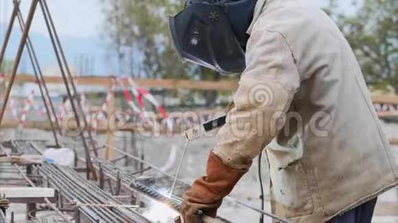 施工现场焊工为安全帽焊条焊管视频的预览图