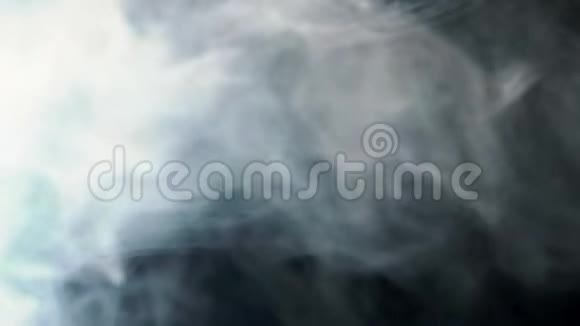 烟雾在孤立的黑色背面视频的预览图