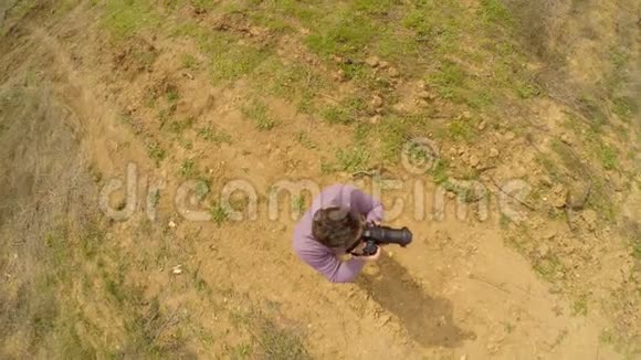 一个人站着拍照从空中射击视频的预览图