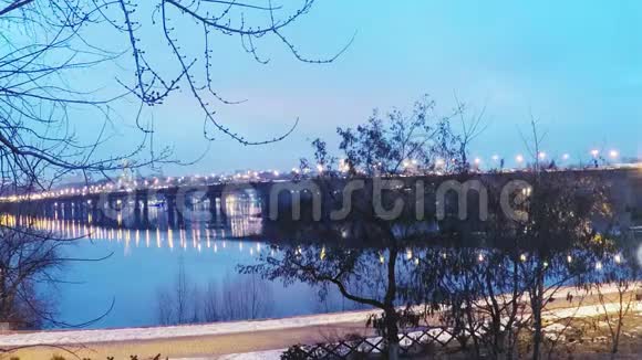 时光飞逝初春的基辅第聂伯河上的帕顿桥厚厚的云雪视频的预览图