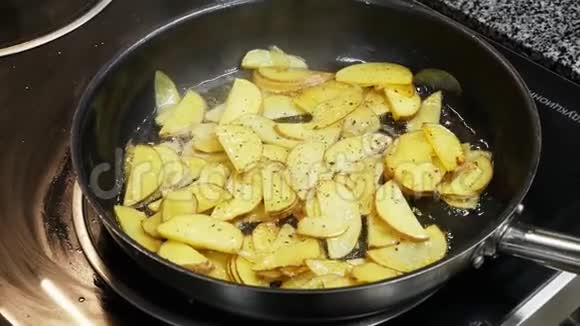 油锅里的土豆在厨房里慢动作炒视频的预览图