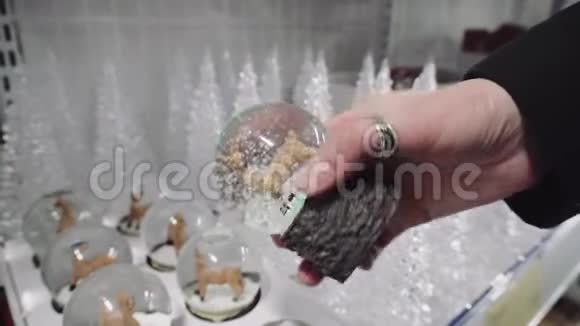 阳光明媚的冬季雪球里面有圣诞老人驯鹿4K视频的预览图