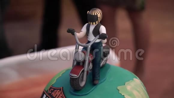 摩托车在蛋糕上视频的预览图