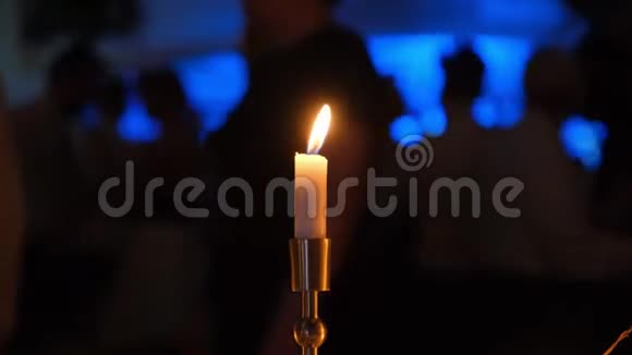 餐桌上的装饰蜡烛桌子上的眼镜和圣诞蜡烛有烛台的烛台视频的预览图