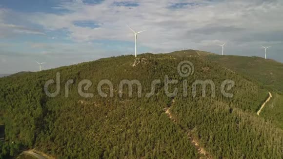 日落时分山顶上的风力涡轮机视频的预览图