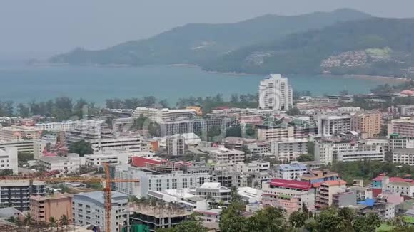 泰国普吉岛的亚洲城市彩色房屋和酒店棕榈树蓝天和蓝天视频的预览图