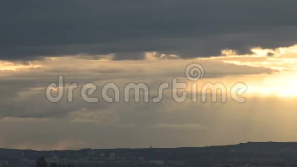 日落时分夕阳落在云后的时间点日落前的旋转的云低调视频的预览图