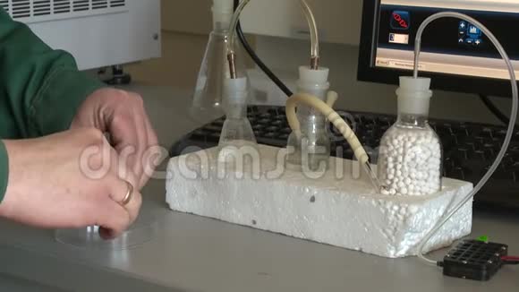 科学家把材料装满烧瓶并摇动它实验室研究视频的预览图