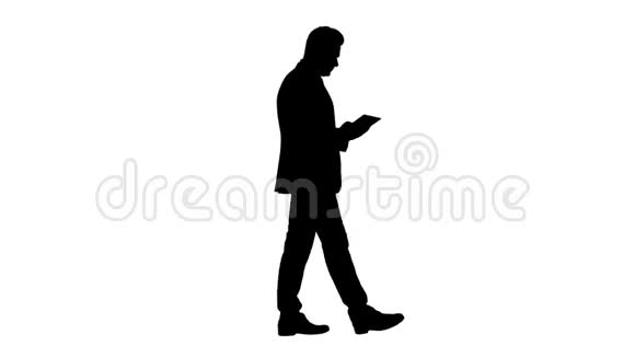 优雅的年轻商人走路时使用他的电脑平板电脑视频的预览图