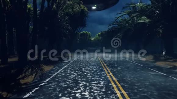 一群人在召唤外星人人们走在湿漉漉的高速公路上高速公路上飞过一个外星不明飞行物为了小说视频的预览图