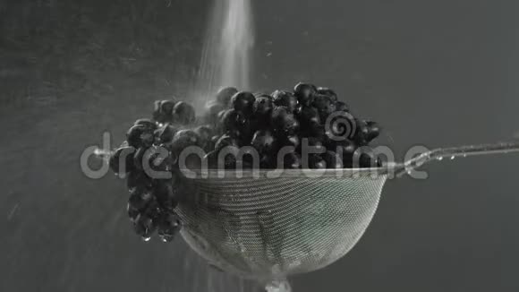 在视频中我们看到葡萄在筛子中水在喷气式飞机上从顶部落下在视频的中间水停止了视频的预览图