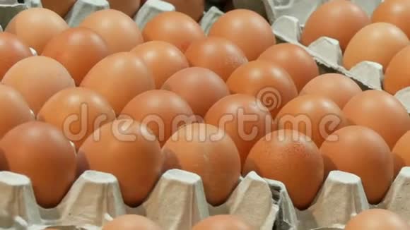 匈牙利布达佩斯2018年12月6日在市场摊位的托盘里有很多棕色壳的鸡蛋视频的预览图