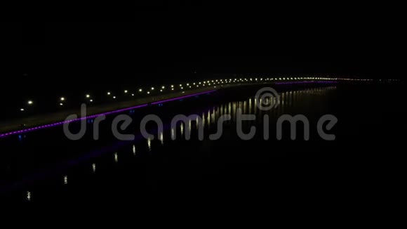 漂亮的长桥桥上有很多交通旁边有不同颜色的明亮灯光4K视频的预览图