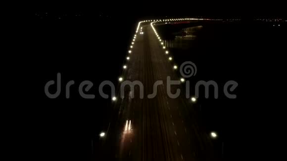 一座充满交通桥梁的惊人的超时断夜晚空中射击视频的预览图