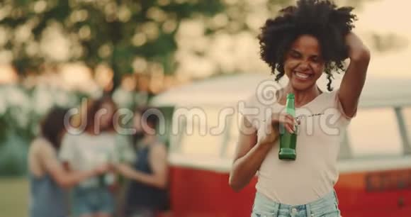摄影非洲女孩在野餐中玩得很开心特写镜头看着镜头微笑玩得很开心4k视频的预览图